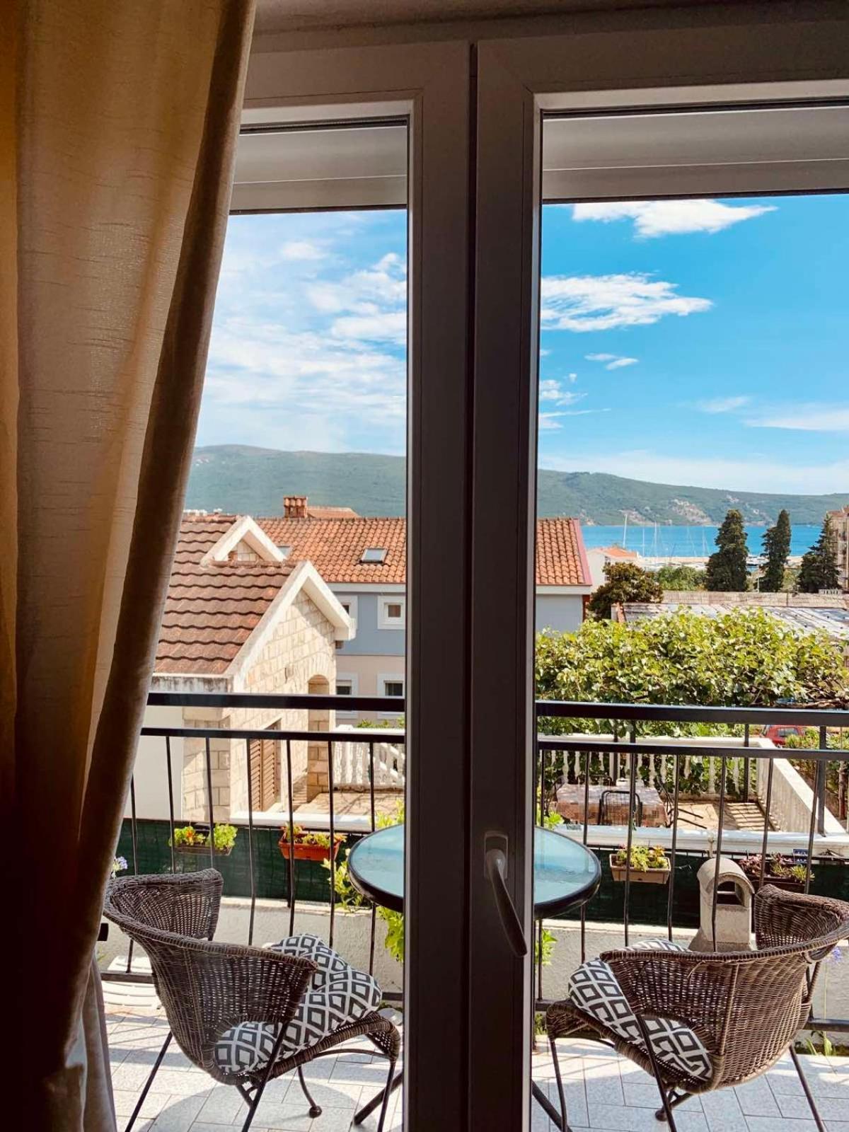 Apartments Lena Herceg Novi Bilik gambar